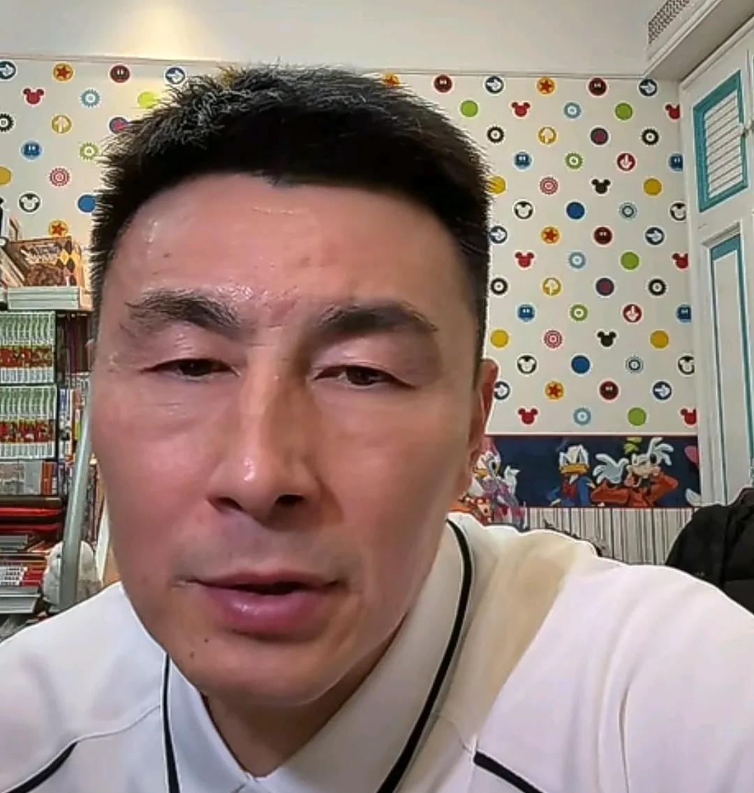 前国脚李玮锋承认，他对董路还是比较欣赏跟尊重的。
他在直播间表示，虽然董路并不是