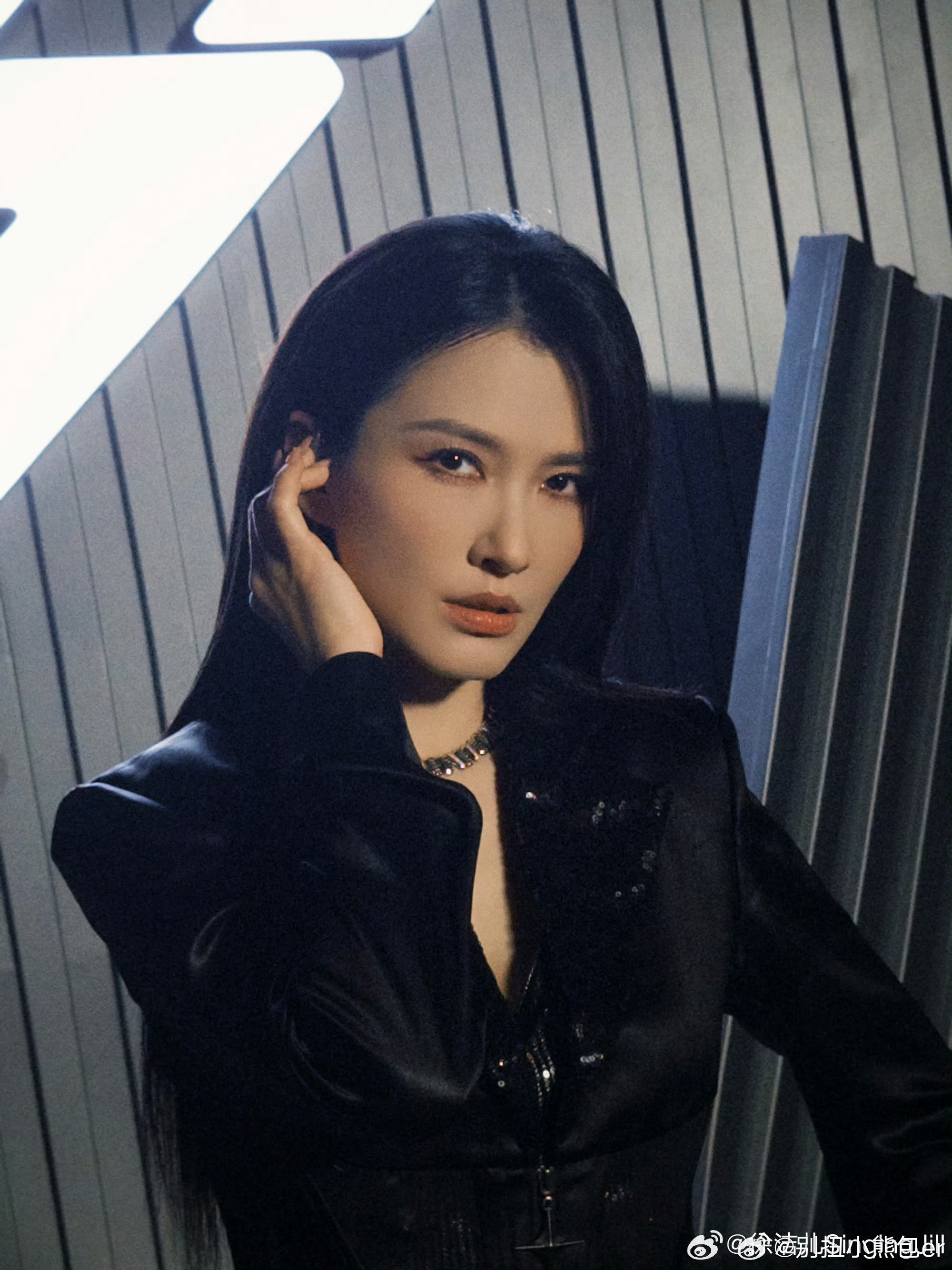 徐洁儿全开麦全开麦也丝毫不慌，徐洁儿唱功在线、台风沉稳，每一句都干净有力量，不愧