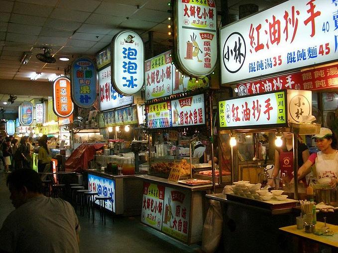 中国台湾地区的夜市滤镜该摘了：五六万亿经济体量，一半受雇者拿不到薪资中位数 
