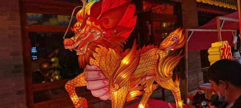 旭日东升谱华章、
四海同生万象新；
奔放沧海龙气满；
江湖同贺旺运势；
吉祥盛世