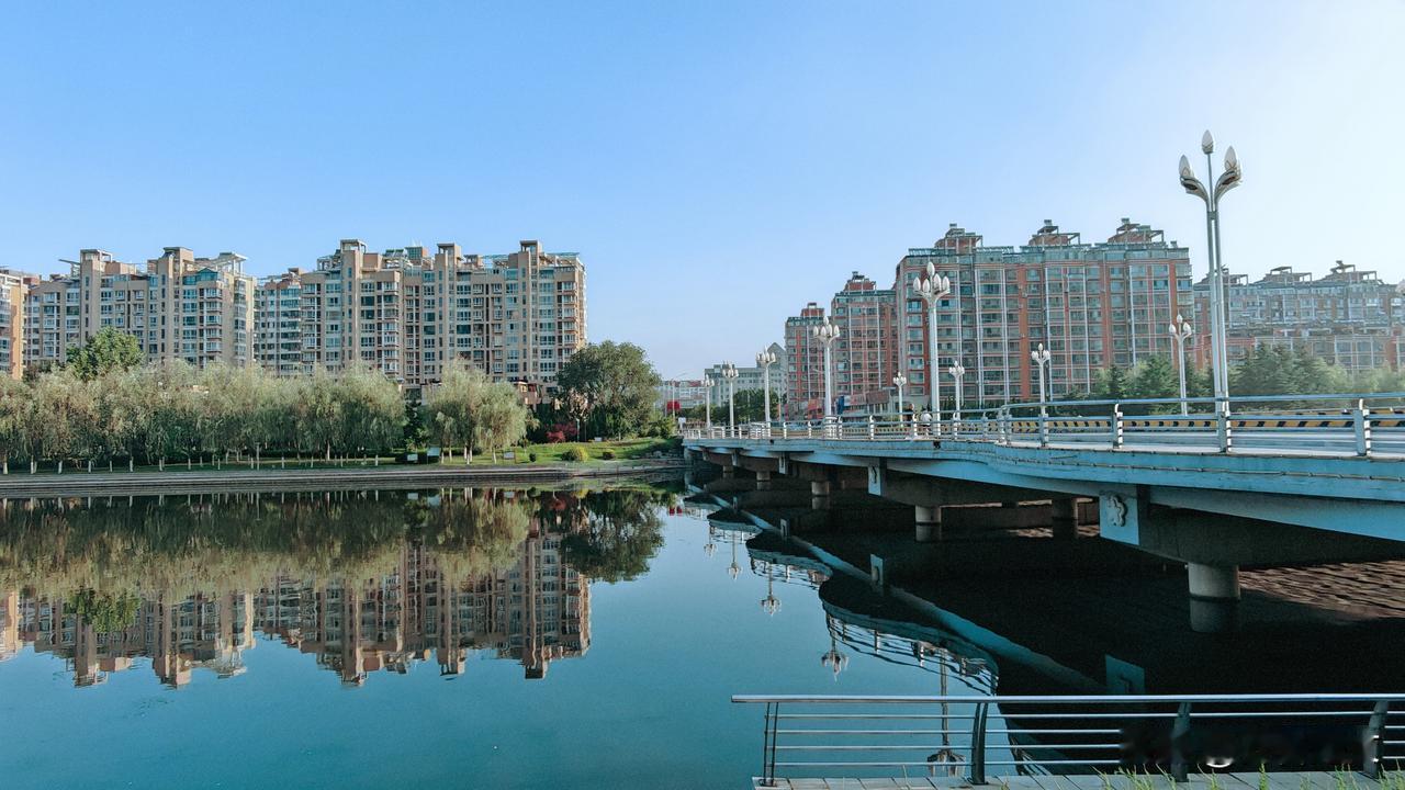 晨光初露，抱龙河躺在梦的底层。当你呼吸与水流同频时，忽然懂得：最美的晨光，原是光