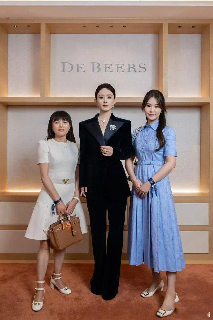 我还一直以为赵丽颖不太高，直到看见这张图 ​ ​​​