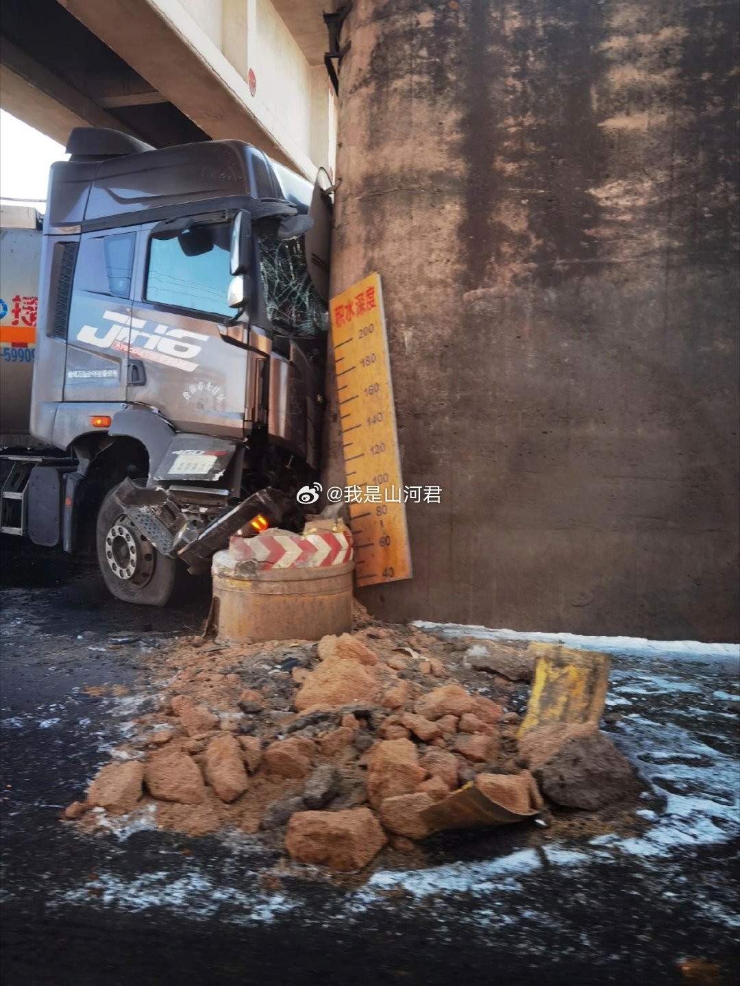 粉丝投稿 突发！锦州市太和区葛王桥桥墩被一辆大挂车撞上，车头严重变形。现场情况看