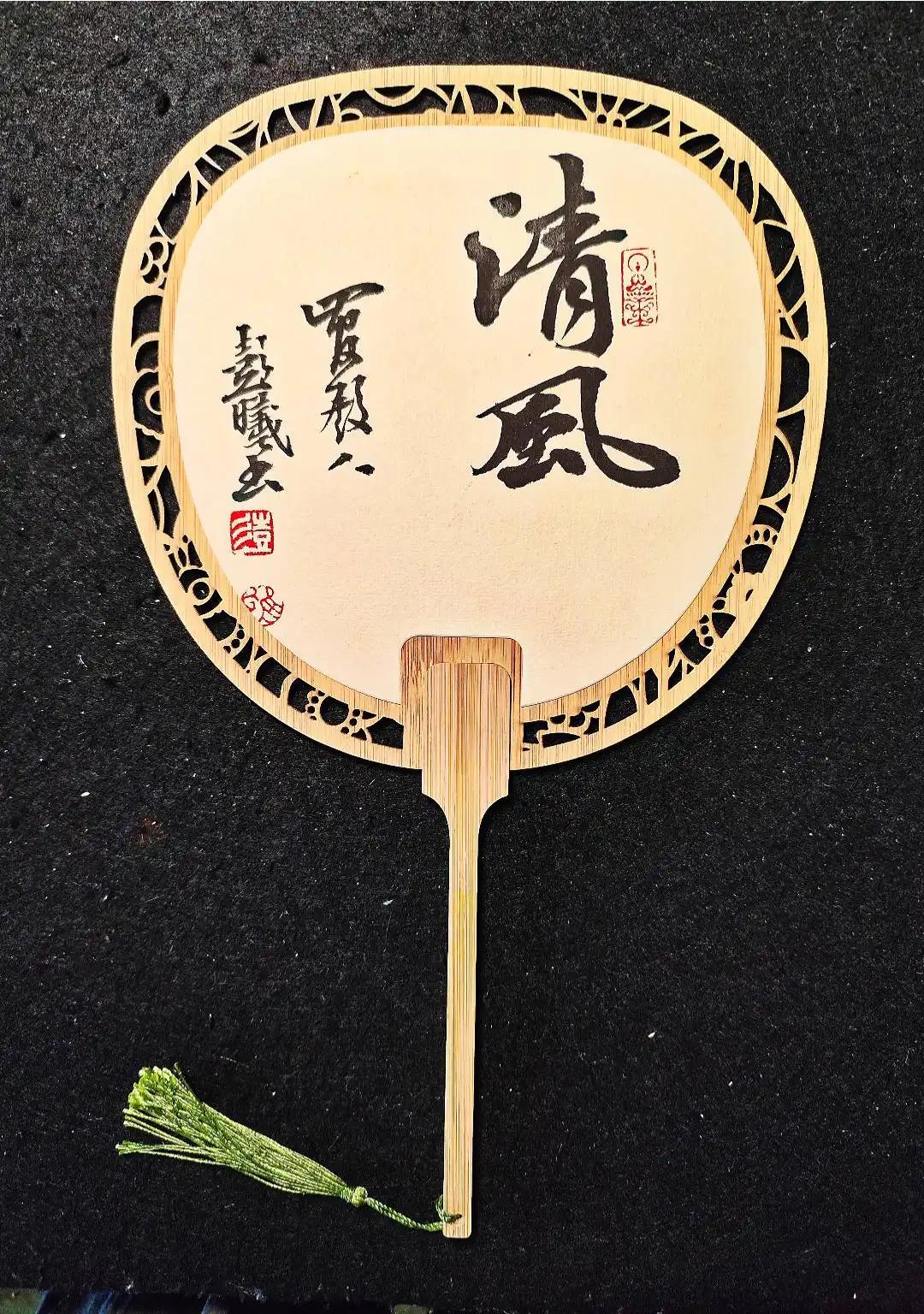 改一字上联更合联律：
上联：绿柳如帘谁去挂；
下联：清风似扇我来摇。