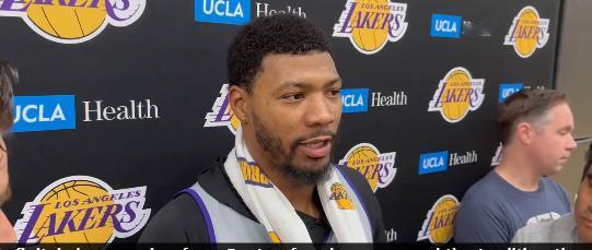 斯玛特谈到来到湖人的感觉，"来到湖人队后，真的让我有种重生的感觉，就像一个孩子在