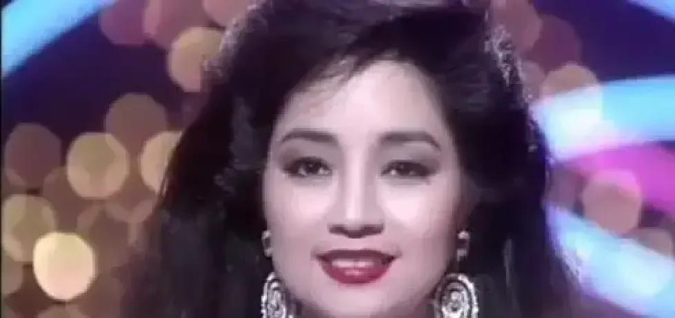 1983年颁奖夜，何鸿燊把奖杯递给徐小凤，顺口一句“漂亮小姐多来照顾我的生意”，