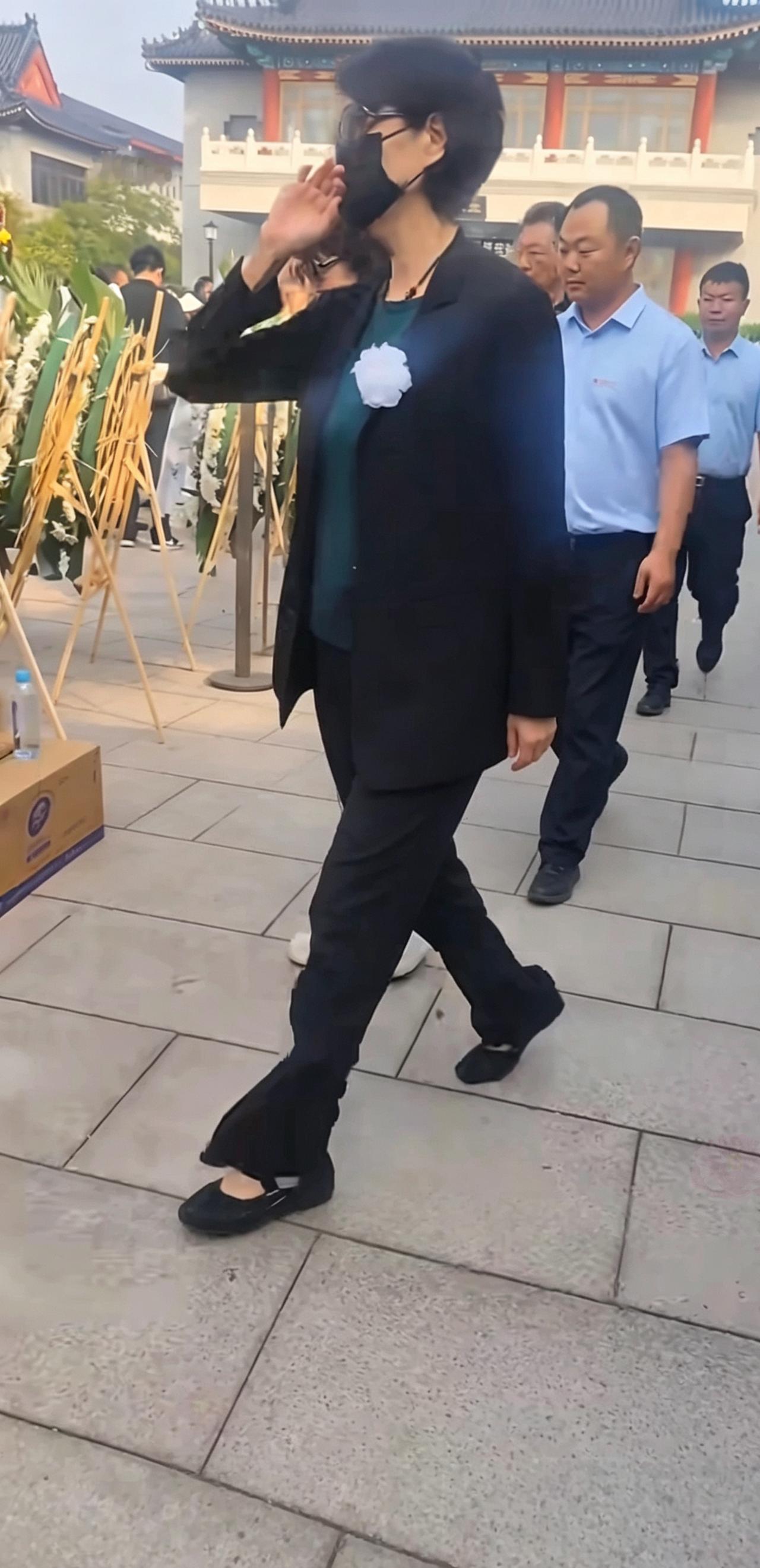 敬一丹告别仪式上，那个戴着口罩、墨镜，哭到不能自已的人，竟然是李修平。

63岁