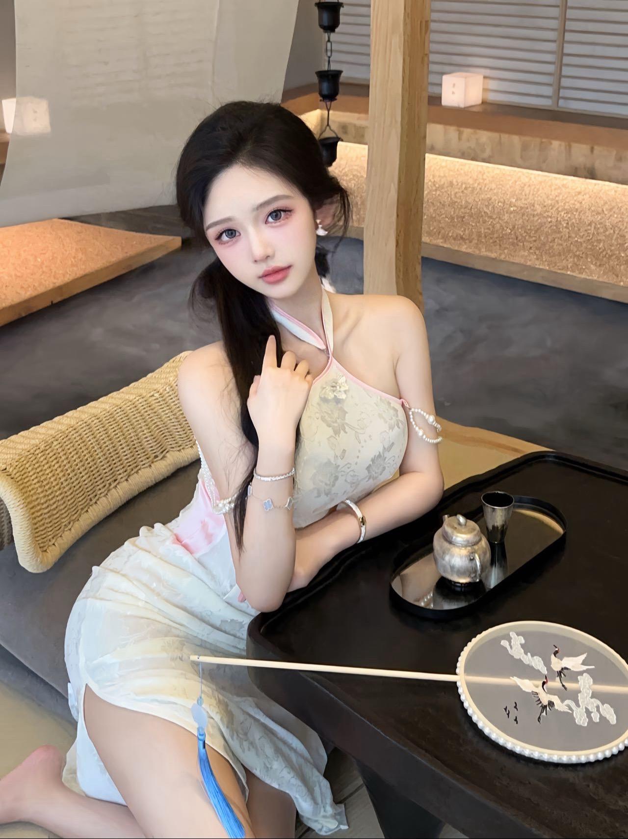 月光缠绵，躲在心里面。