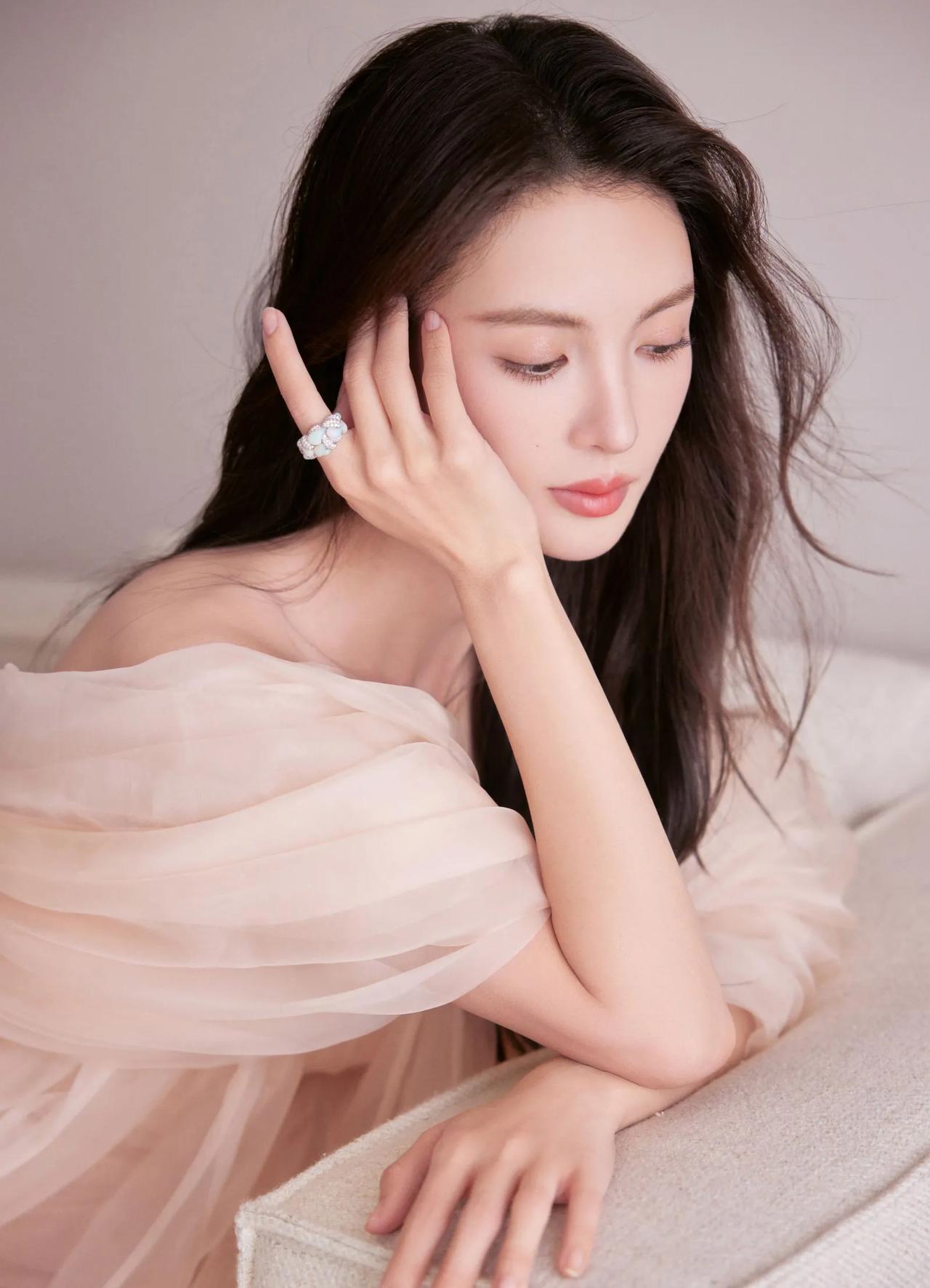 金晨美图分享13金晨 金晨妆容 金晨红毯造型 金晨跳舞 金晨穿着 金晨身高 金晨