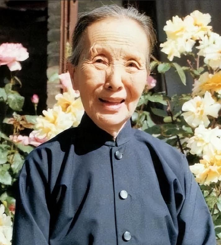 1997年，冰心长子趁妻子出国，将比自己小40岁的女人带回家过夜。后来他为了分割