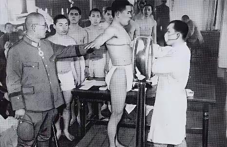 1945年，日本刚战败认输，几十万美国大兵就涌了进来。那会儿

1945年8月2