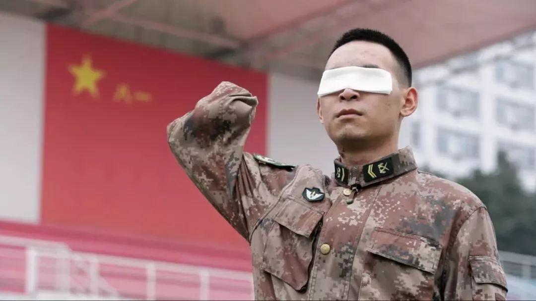 网传杜富国月领3万2、住180平房？有人算他拿了多少，却不算他失去了什么。

看