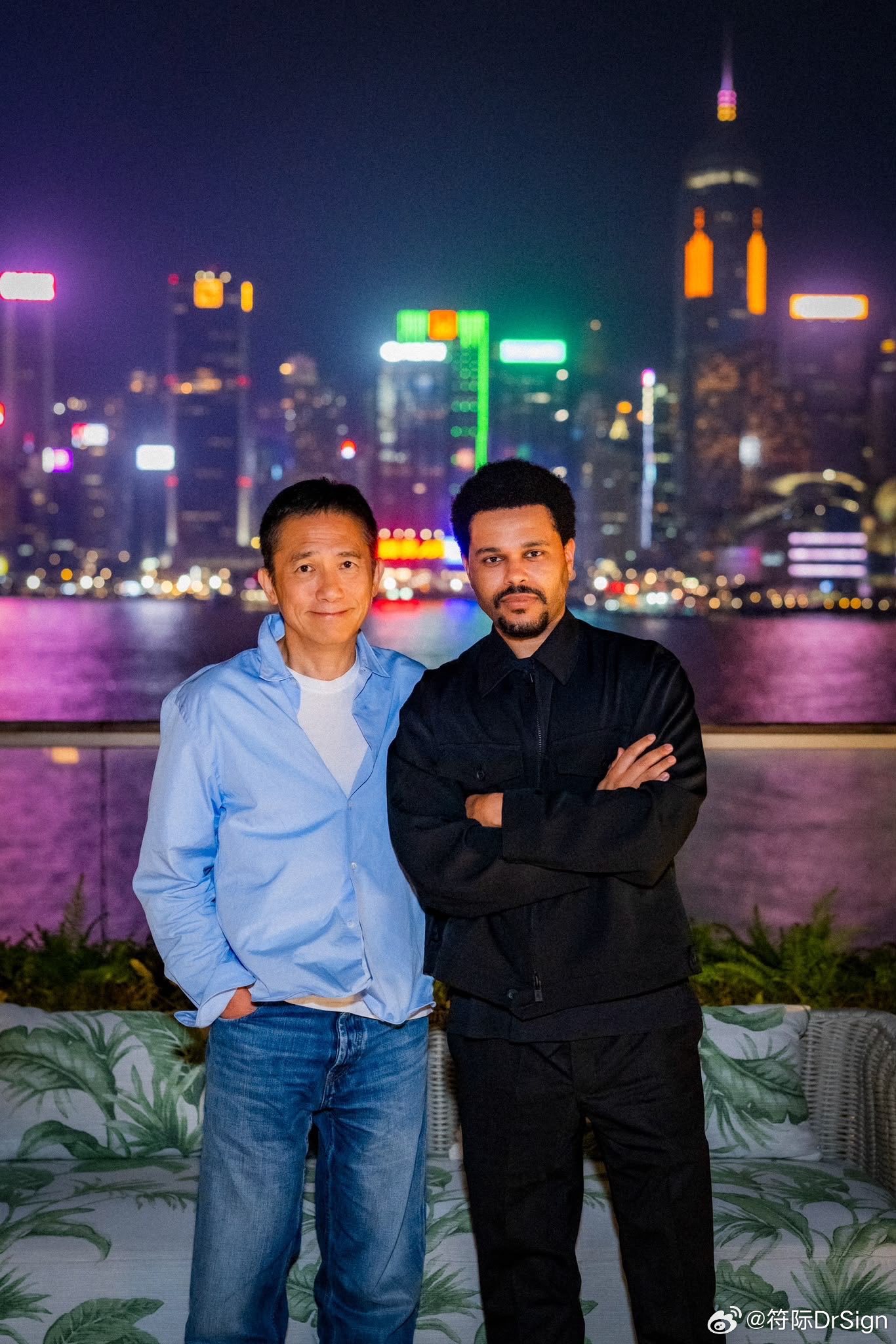 盆栽The Weeknd和梁朝伟、刘嘉玲在香港面基合影，还通过自己的X分享了出来
