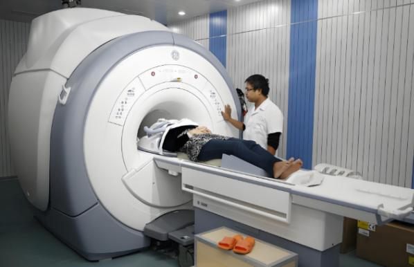 医院的核磁共振仪一台就要上千万，而一旦开机就永远不能关机，一天光电费就要1500