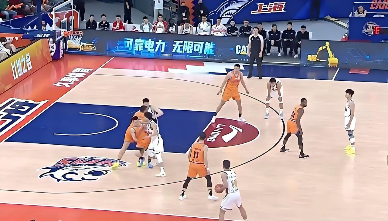场面太尴尬了！失误比得分还多，四川男篮首节仅得7分。
相较于上次输给北京男篮50
