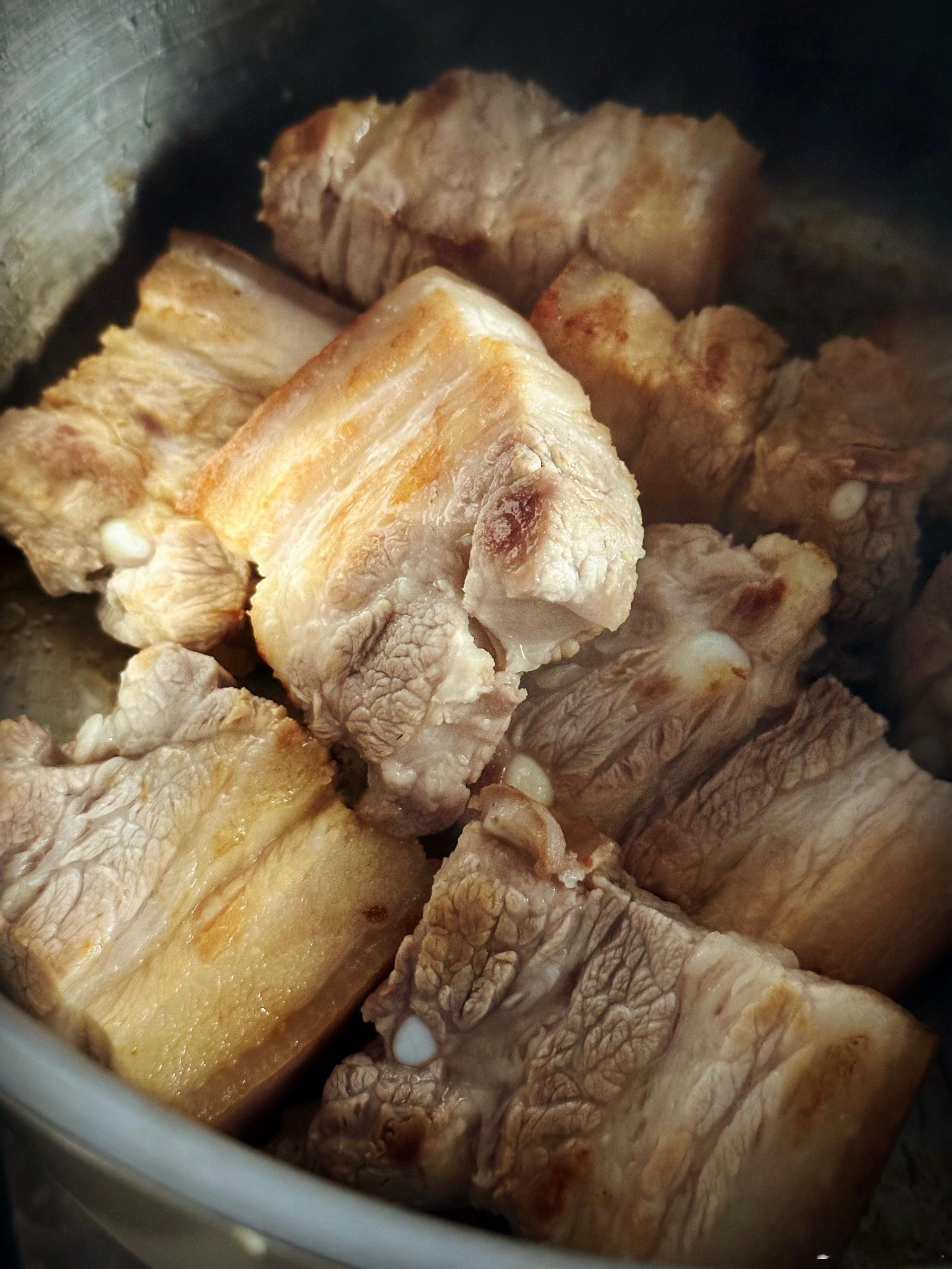 美拉德反应，自己打的百叶结松落落有软硬劲。肉少做红烧肉就很难做的很好，完全没到我