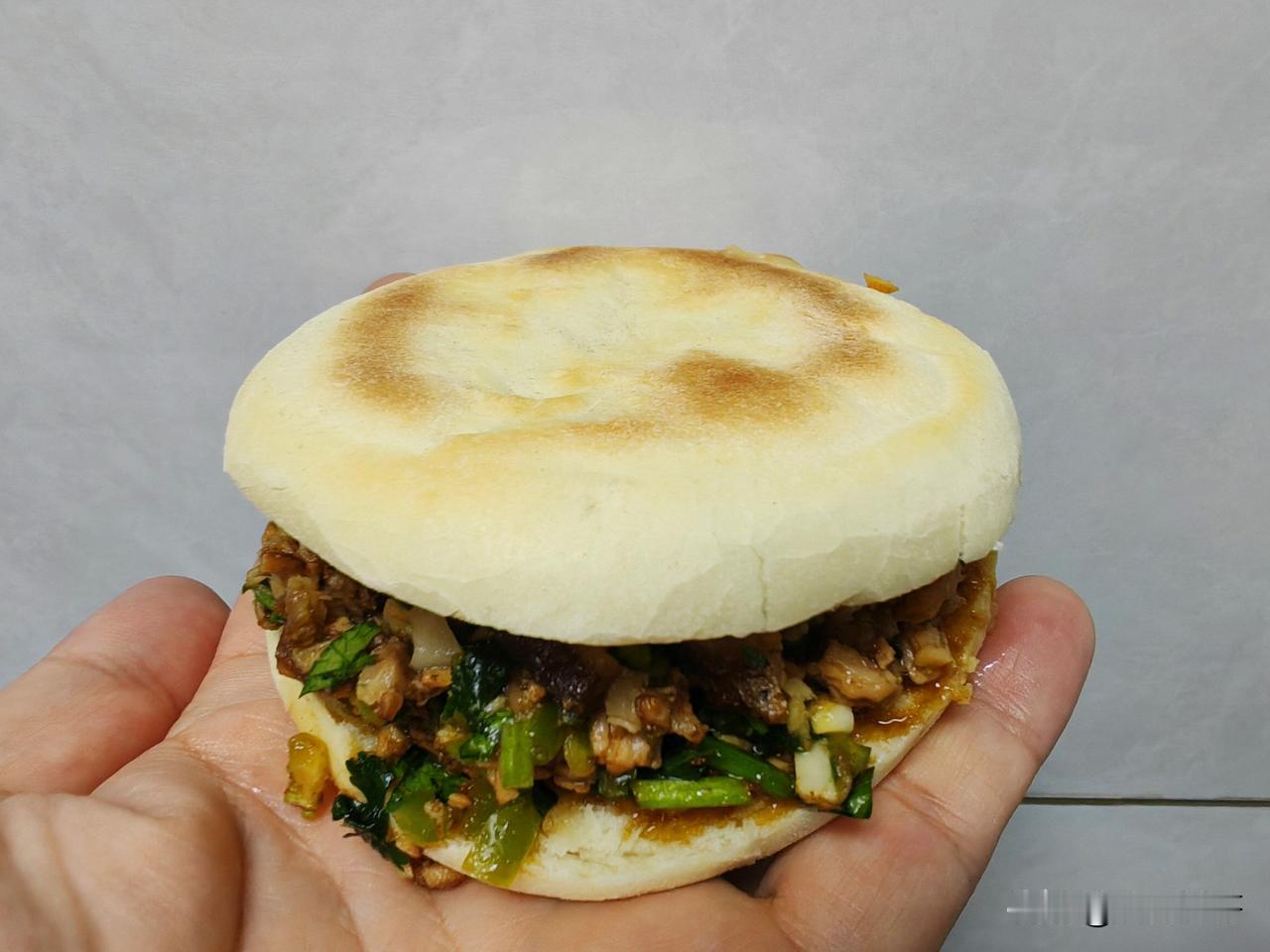 早餐解锁肉夹馍，真的太香了！馍是自己烙的，外壳酥脆，内里宣软；肉是自己卤的，有肥