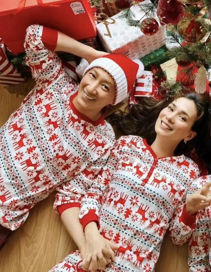 卢靖姗晒圣诞全家福，一家三口同框画面温馨有爱，1岁女儿长高不少！！！ ​​​