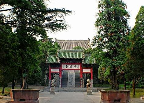 【禹王台公园】禹王台风景区坐落于开封城墙外东南部，占地400余亩。园内原有一土台