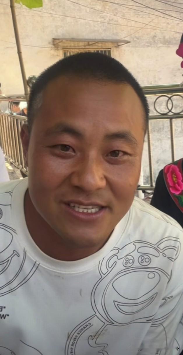 用无人机找到文浩的袁大哥，看样子必然喝多。
在直播中看到袁大哥按照苗家习俗已经喝