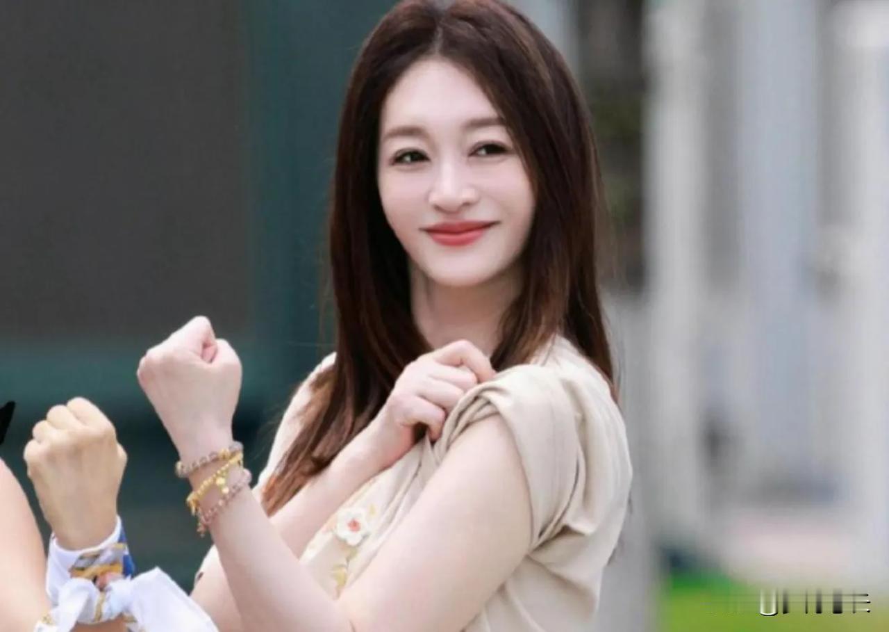7月23日，
李小冉晒出和王濛、
乌兰图雅在新家的合照，配文：“为自己活得精彩吧