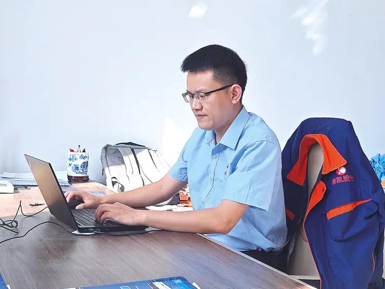 90后技术黑马！扎根山城深耕新材料，凭硬核研发打破行业壁垒
 
廖浩，男，重庆开