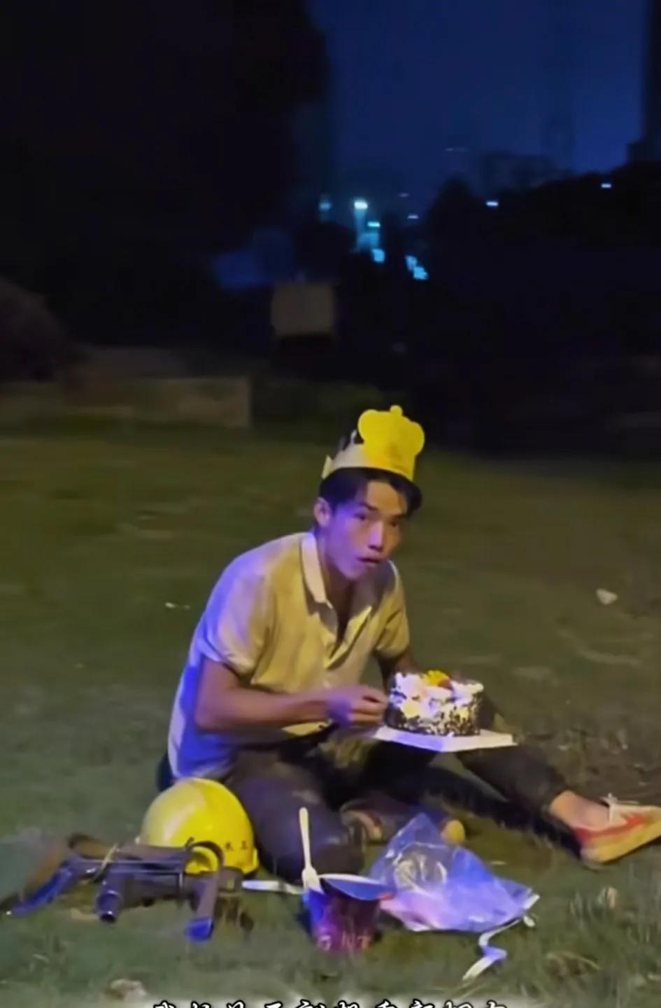 开车看见路边草地上一哥们戴着生日帽，手拿蛋糕，像是给自己过生日！一个会给自己过生