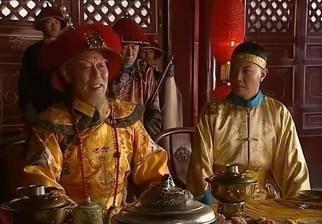 乾隆年间，十一阿哥永瑆府上死了一匹马，仆人正要拉去埋葬，却见永瑆拦在门口：“埋了