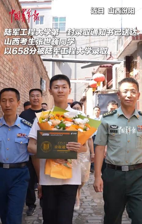 “光宗耀祖了！”近日，山西，男生听到敲门声，以为是快递！结果，打开门却发现门口站