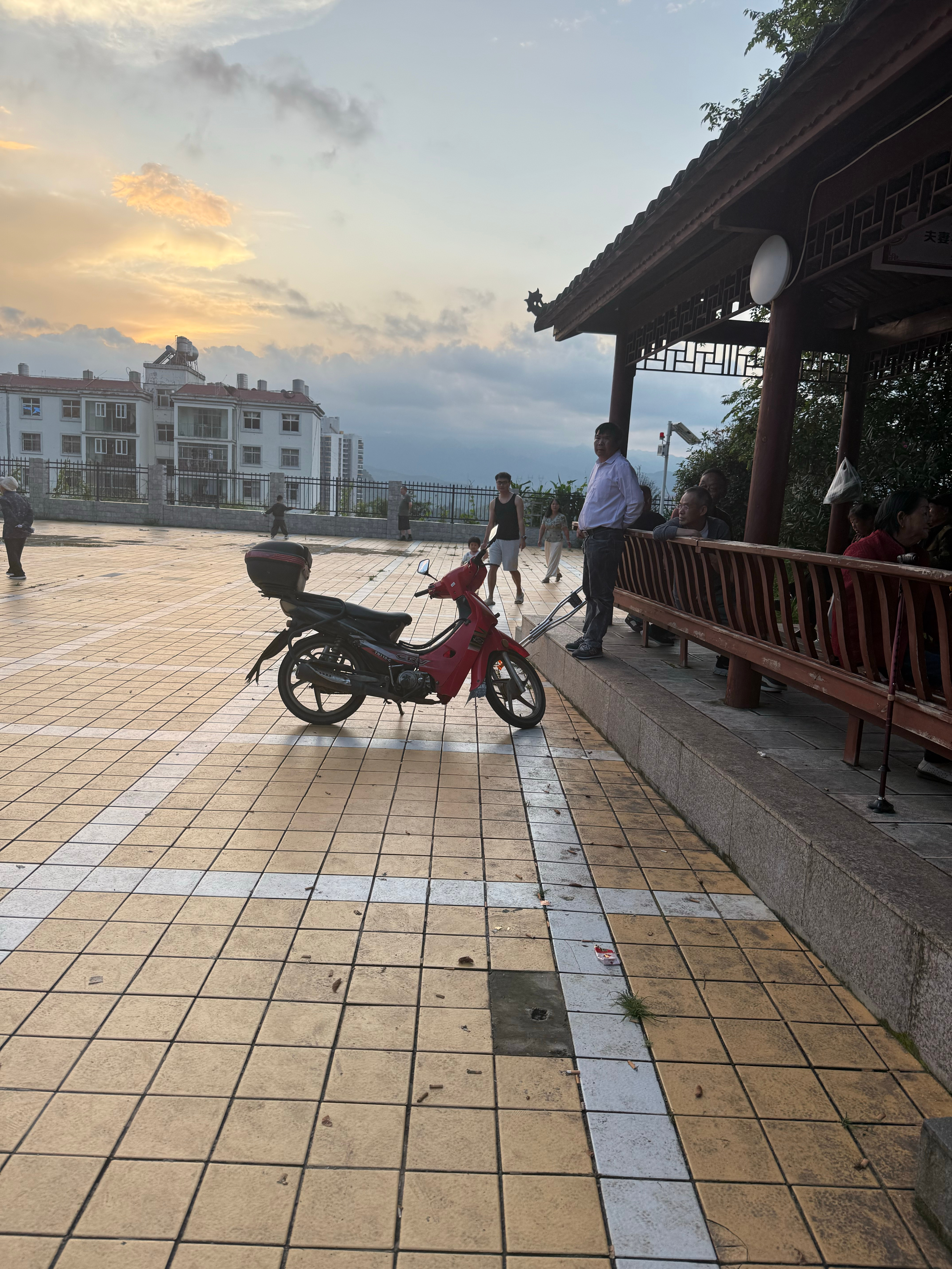 本来姥爷带着玩呢，姨父过去喊着就来了哈哈哈 