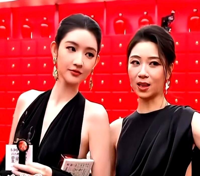 真没想到，喜剧圈这么小。

朱美琪在《喜人奇妙夜》里凭着一股“疯劲儿”火了，搭档