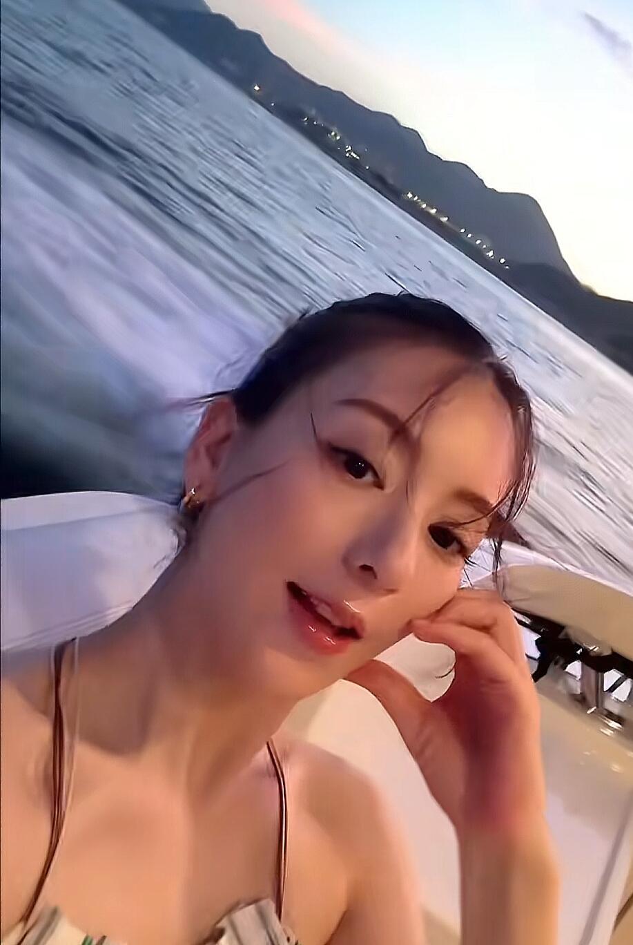 方媛真的是天生丽质啊～三胎宝妈的状态绝佳。是不是快要生了？ ​​​