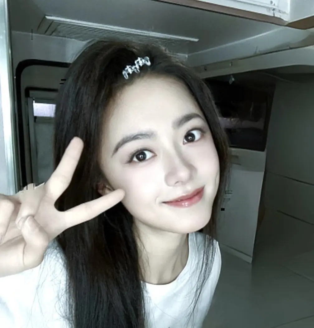 比耶大王✌️。甜美女孩