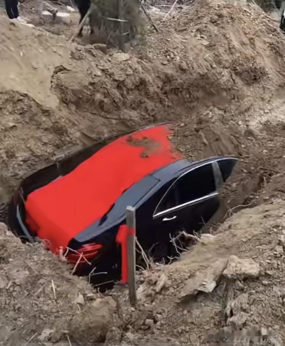 拿奔驰车陪葬，妥妥的不孝子孙！
大家肯定要说：人家有钱，葬礼怎么办都是人家的自由