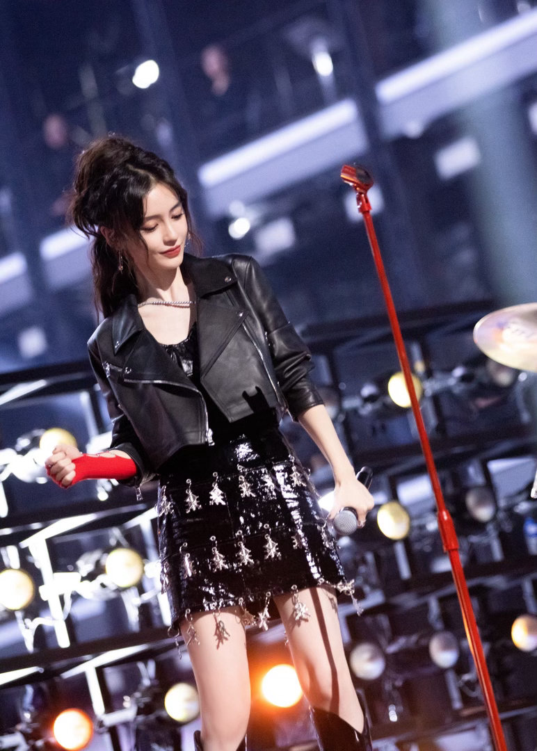 angelababy 杨颖🎤摇滚爱豆报到！有没有被飒到的将宝举个手～