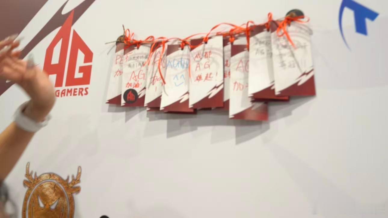 33Svan三语无缝切换跨界主持能力拉满，多语言流畅自如。港澳赛区的外景录制顺利