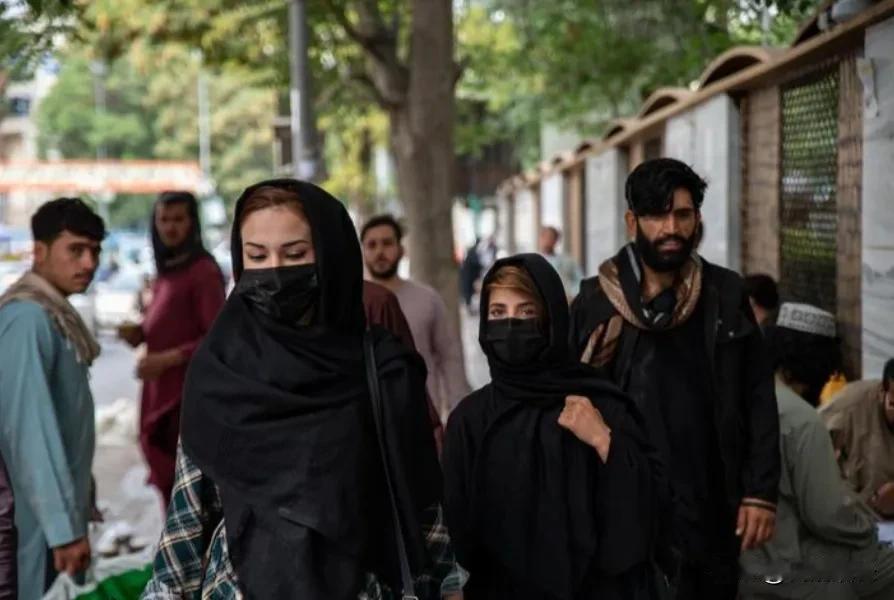 阿富汗塔利班政权颁布针对阿富汗女性新规定惹争议。

50年前的阿富汗女性，可以身