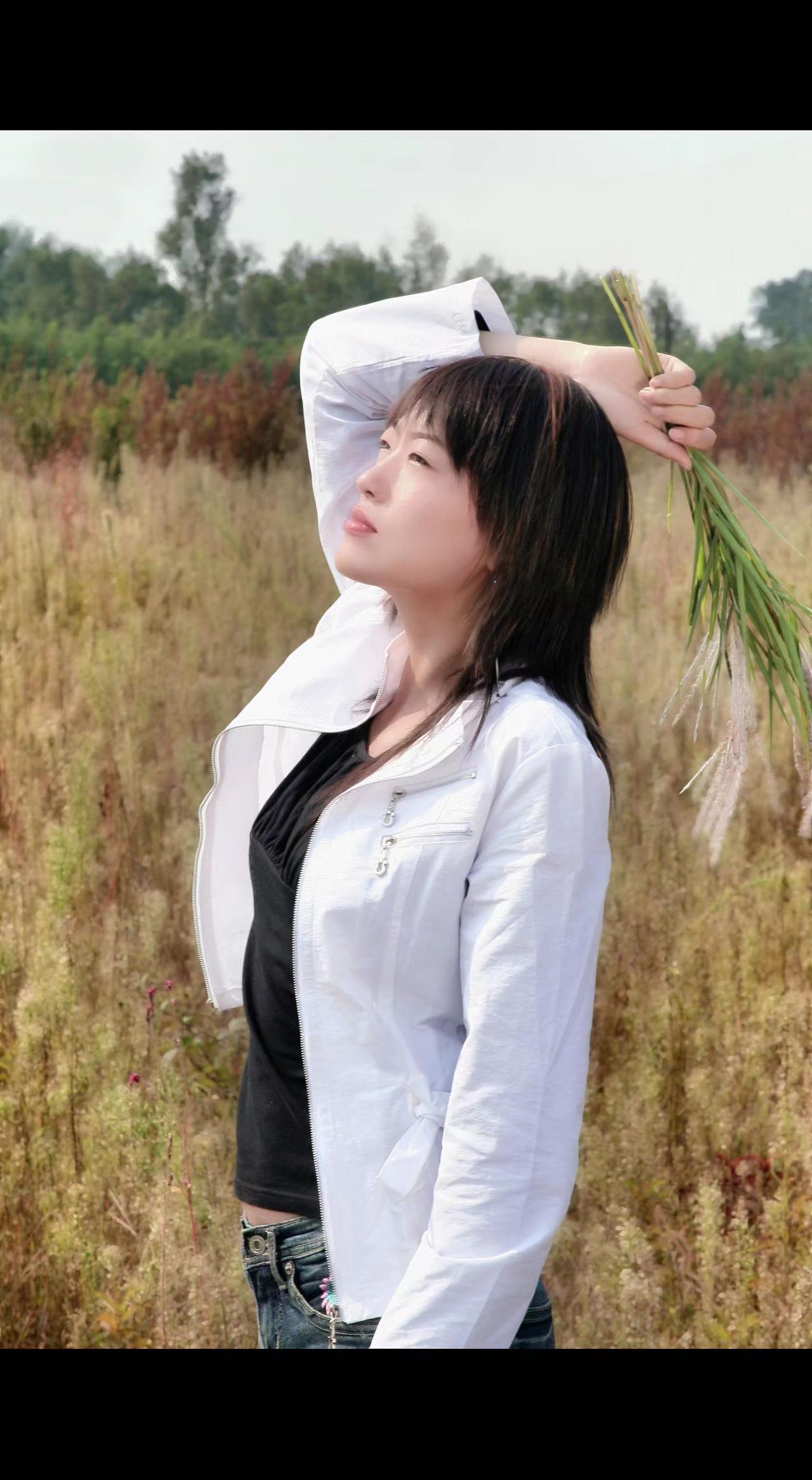 🌾风吹麦浪时，她把云絮别在发间☁️ 原来自由是野草的形状，在掌心野蛮生长🌿