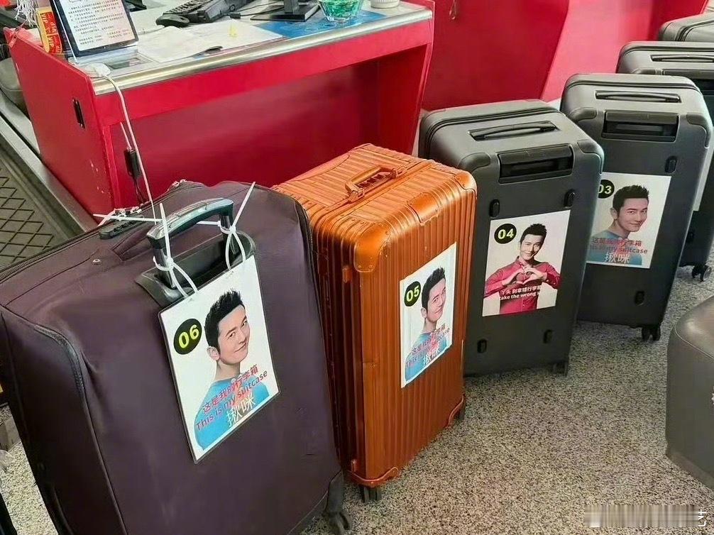 黄晓明 丫头别拿错行李箱 有网友在泰国清迈偶遇 录制中餐厅 ，发现行李箱上贴着自