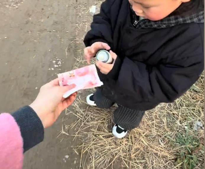 过年最扫兴的事，莫过于好好的拜年，被一个逢人就要红包的孩子毁了

今年过年，最让