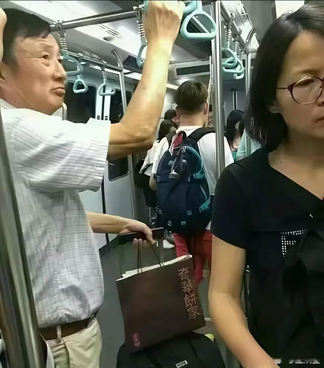 华为成功是有原因的。有人说这是机场摆渡车，即使如此，像他这样已上年纪且富有的人自