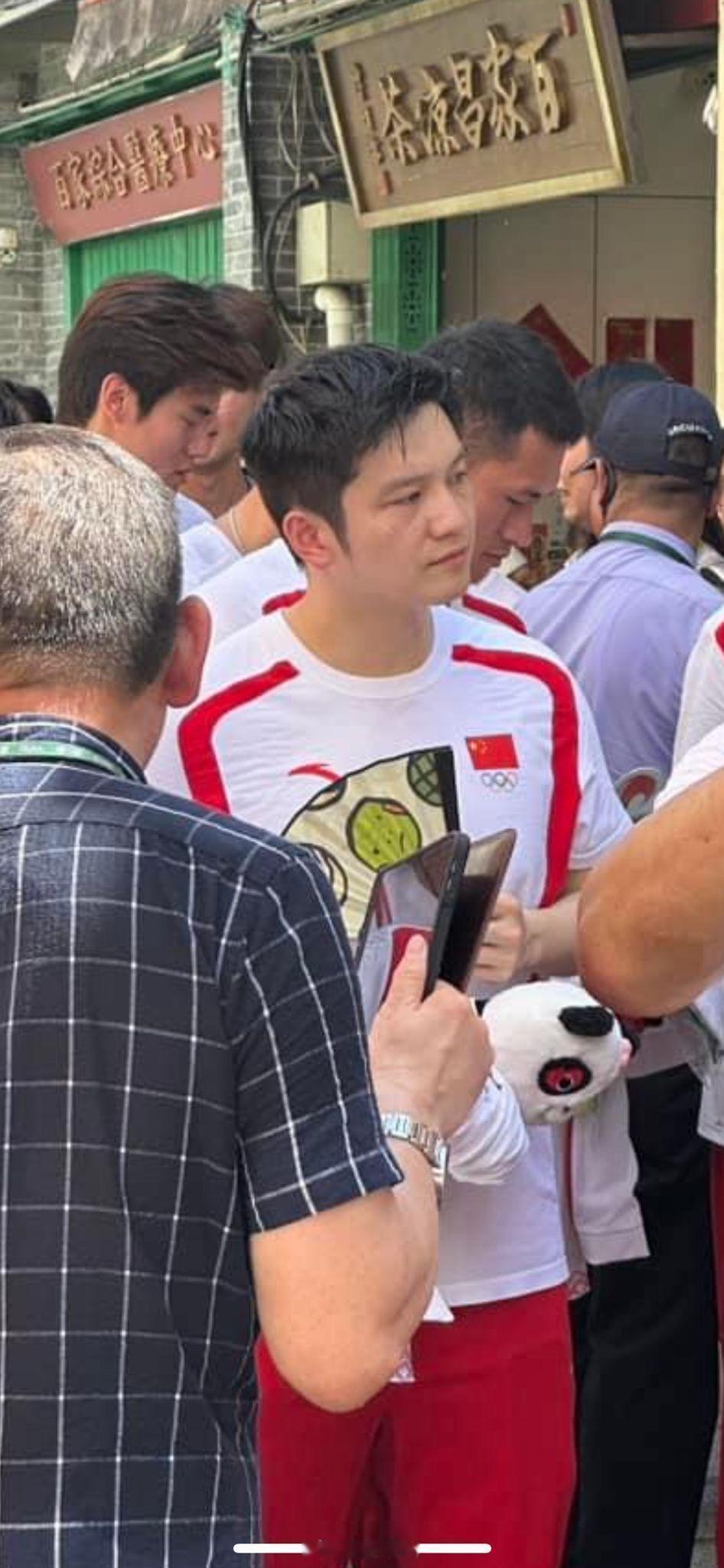 東哥拿住了何小涌的扇子阿！祝大家澳門之行滿載而 ​​​