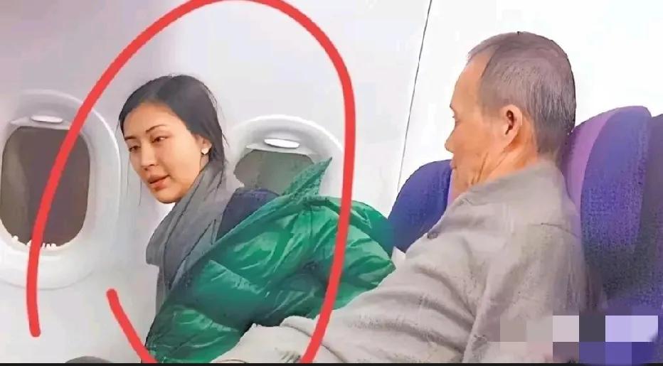 当年，王石与田朴珺在飞机上的一幕，王石深耕商界多年，阅历丰富眼界高远，处事沉稳有