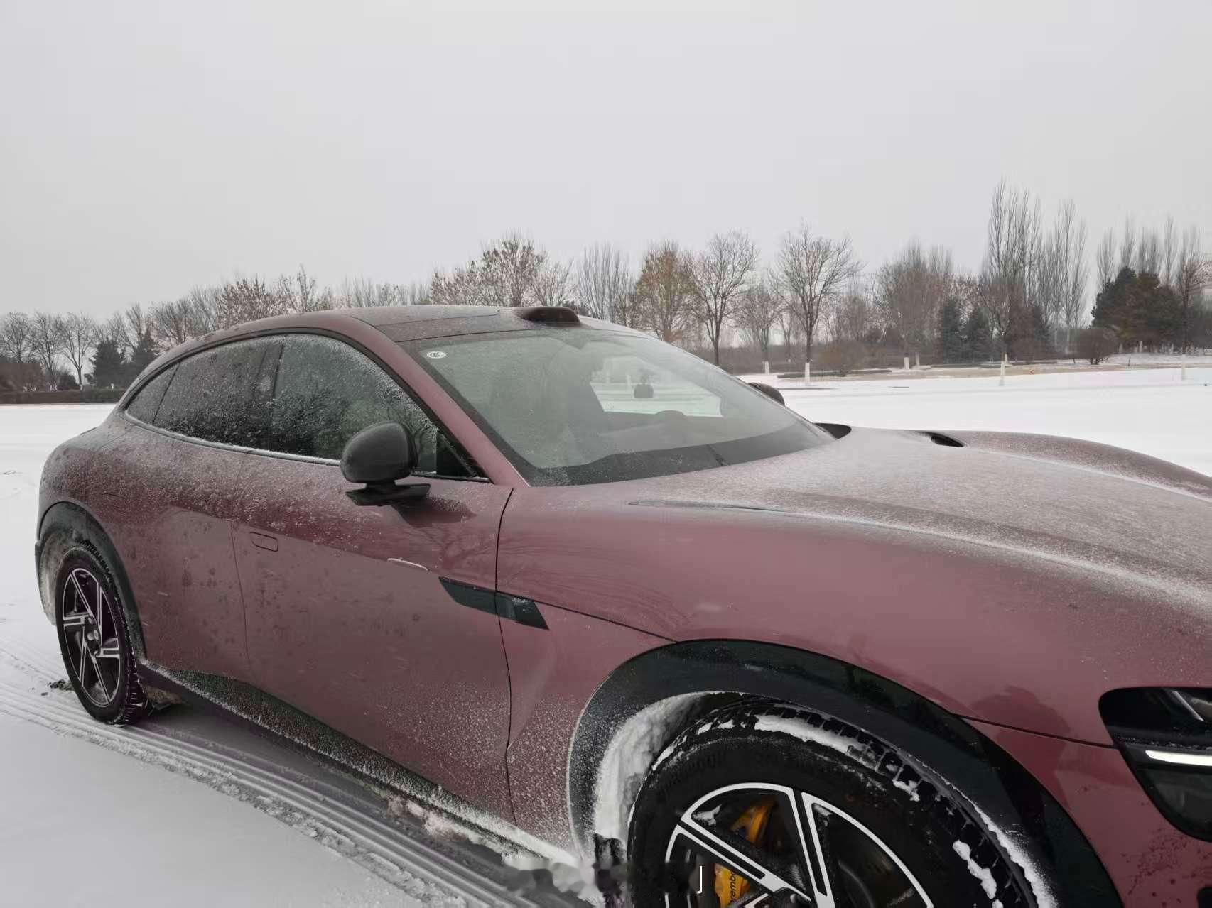 我发现很多拍车内容的小伙伴有点太过说执着了。他们会觉得拍车的时候必须是特干净，拍