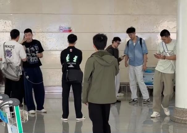 辽宁男篮乘坐飞机于今晚七点半抵达山东济南，球队明晚就将与山东队进行附加赛第三场比