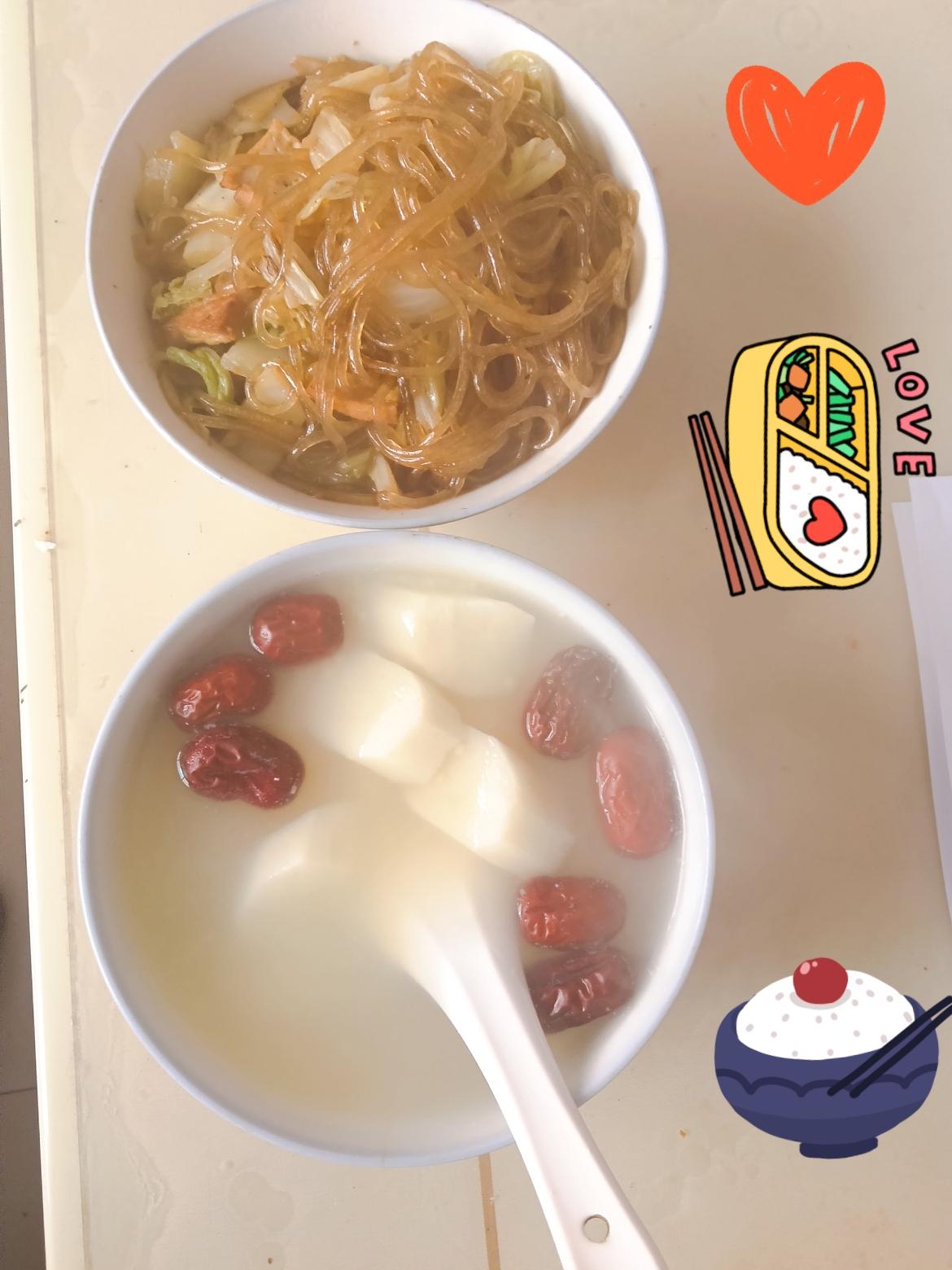 哈哈，这碗是山药红枣粥呀～
 
家人们，快看这一桌！上面是油润入味的包菜炒粉丝，