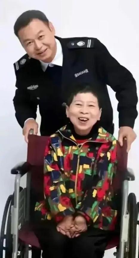1988年，21岁女孩为救老板身中9刀瘫痪，所有人都以为她这辈子毁了，35年后的