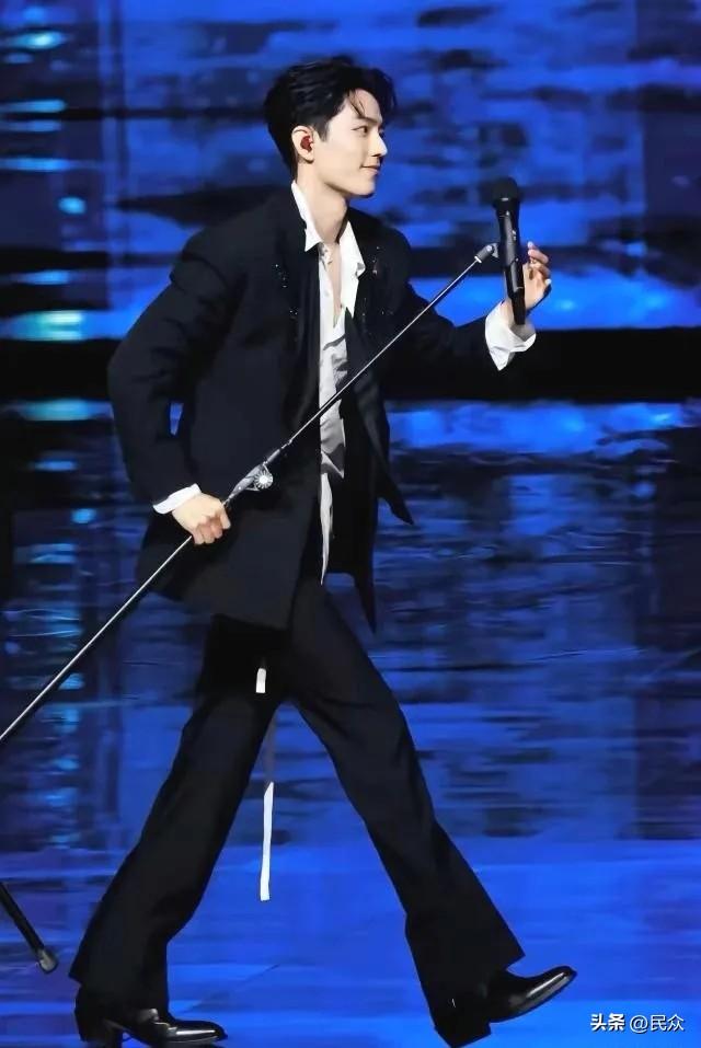 昨晚肖战演出结束后，90度鞠躬谢幕，随后就自己拎着话筒退场，真的是没架子！要知道