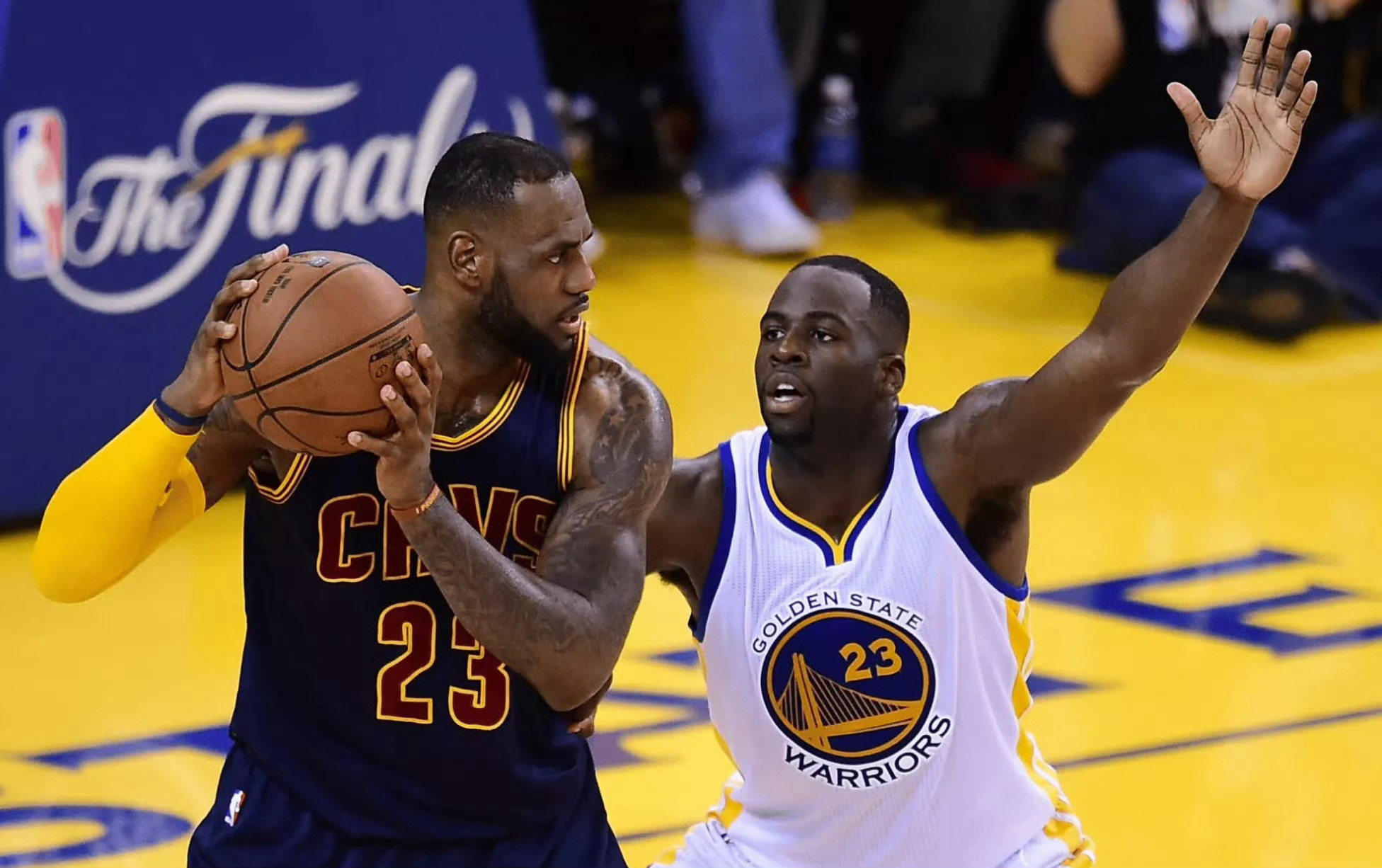 骑士克利夫兰骑士詹姆斯 当年总决赛G4，格林在场上对勒布朗-詹姆斯使用了带有强烈