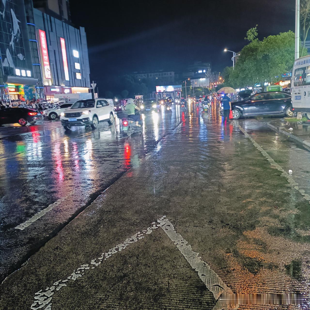 今天是2026年6月20日
有点累，但是还想出去走走，没别的企图，就想走走。
